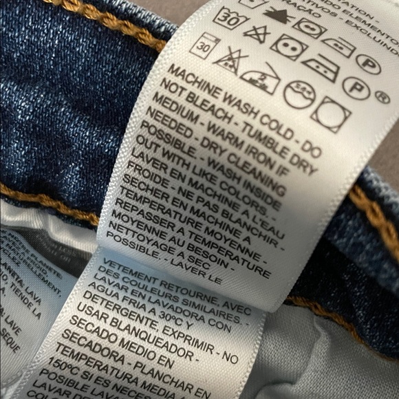 Levi’s Ribcage Bell Jeans size 28X31 - Picture 10 of 13